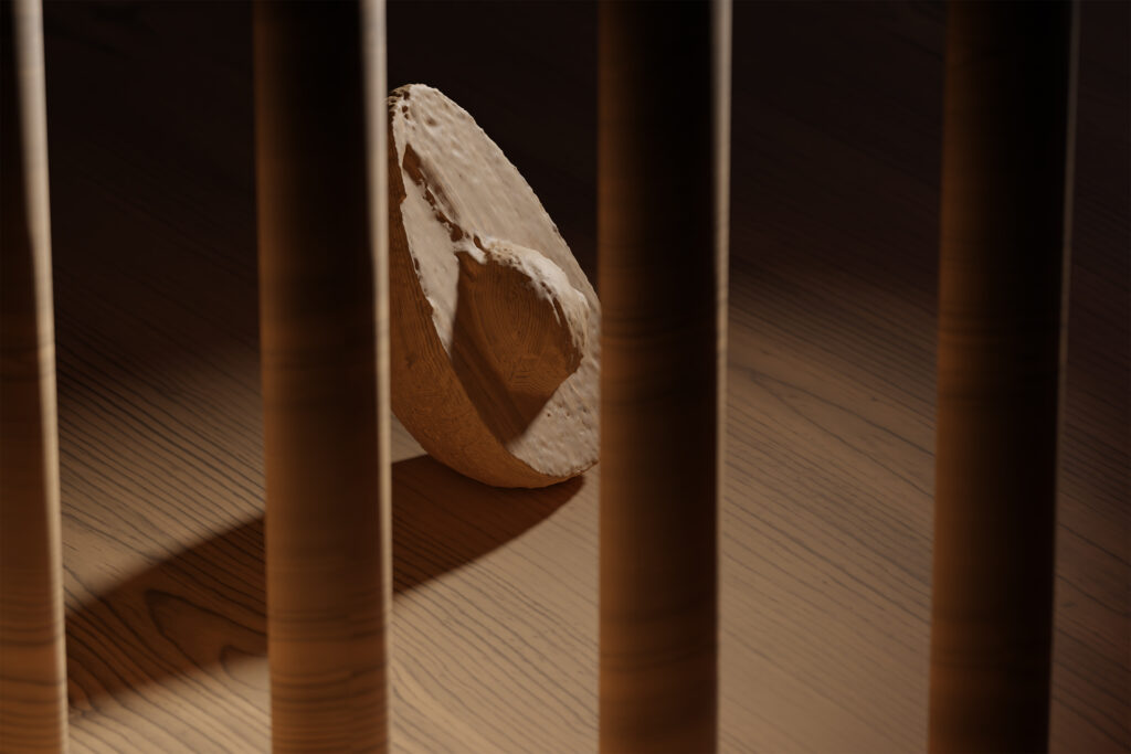 Un avocat en bois dans une cellule de prison en bois.